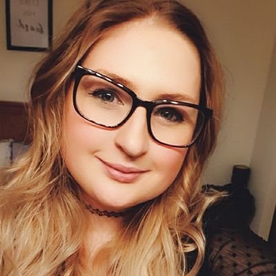 Hi, nice to meet you 😊
smiles, daydreams, love, music, dogs, skulls, gaming, books and cake 😄