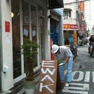 건대 왔으면 일단 오시죠? NY Street Food. Chicken Rice. Rolly(Kebab). Sweet Chicken Salad. Quesadilla. Nice Beer. Nespresso Cafe.