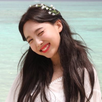 nayeonsmiling's profile picture. no negativity, just nayeon smiling