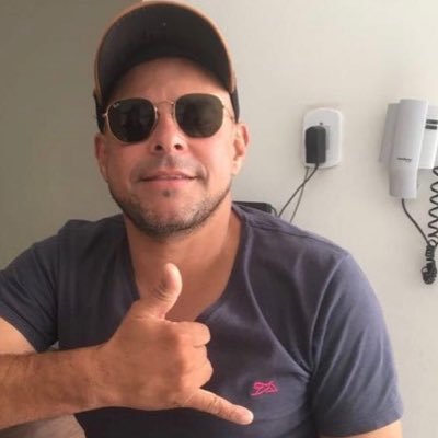 Sou filho de Deus,apesar das notícias ruins pelo mundo eu tento escondê-las na minha mente,mas o que me torna feliz é exclusivamente ele....Deus ,somente Deus,,
