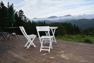 長野県小川村にある北アルプス絶景ペンションです。
テラス、客室、露天風呂、食堂すべてから北アルプス景観がみられます！
露天風呂あり。一人用の風呂桶が男女それぞれ3つずつ設置しています。館内にはボルダリングルームがあり卓球、ダーツも楽しめます。食堂には暖炉が２つあります。
https://t.co/Y6cJ2vSZ9h