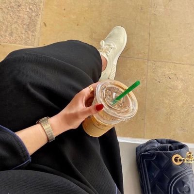 لاصرت متعافي ولابك عذاريب
والروح ماتشكي عوارض جسدها
اسجد لواحد يعلم السر والغيب
تراك في نعمة ،، وغيرك فقدها