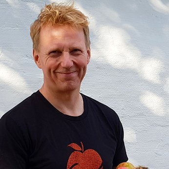 Bor i en Bermuda-trekant af musik, æbler, bøger, digitale medier og tvivlsom hovedregning.
Grå eminence bag fundraisingprojektet Æbleskud.