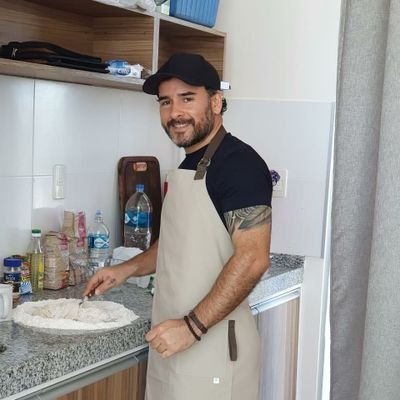 Contador Público. Agente de bienes raíces. Emprendedor. Hombre diligente. Amante de la cocina y de los encuentros familiares.