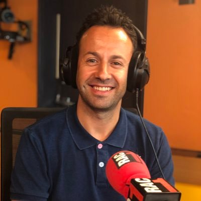 Faig de periodista a Rac1, escric cosetes del Girona a La Vanguardia i poso veu a Montilivi