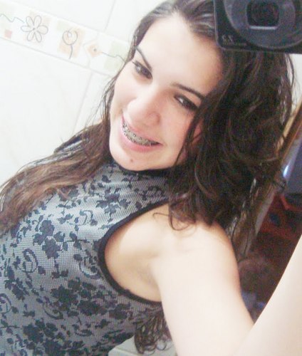 Elα sorri bonito e deixα os outros querendo sαber o segredo que α fαz feliz s2