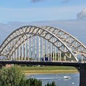 De waalbrug is de ziel van Nijmegen. Een monument waar heel Nijmegen trots op is. De waalbrug zien, is thuiskomen.

Old Bridge, Young Vibe