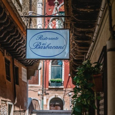 Il Ristorante Ai Barbacani è un locale caratteristico a pochi passi dal Ponte di Rialto. Amato per la sua location esclusiva e per la sua ottima cucina.