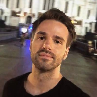 mriogirafe's profile picture. 📍Vienna 🎻📄Music Publishing 🎸Concert enthusiast