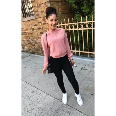 Soy dominicana tengo 18 años de edad, me gusta mucho la música, la comida y en el futuro estudiaré medicina.