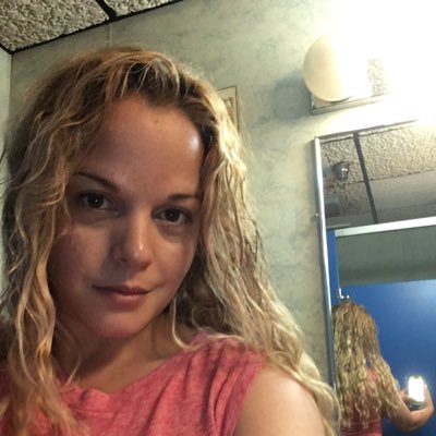 Ms. B. Wabbit, boxing writer & news pusher for 2Chix1Mic. Hit our facebook page, listen to us live on Tues. nights 9pm on https://t.co/yb2gM1dag9.🇵🇷