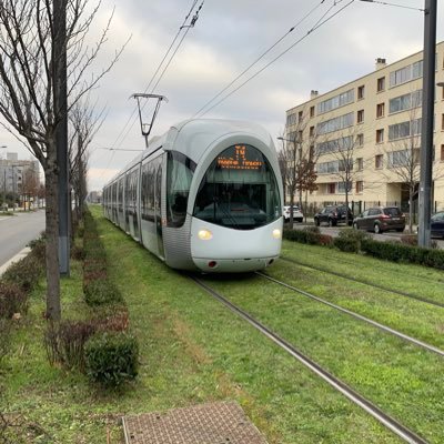 Conducteur de tramway 🚈 Livrées Citadis d’Alstom 🌕🍫🍪🚦🚧🛫 Lyonnais d’adoption. #TeamKeolis / Formateur secouriste ⛑ / Team Pain au Chocolat !!