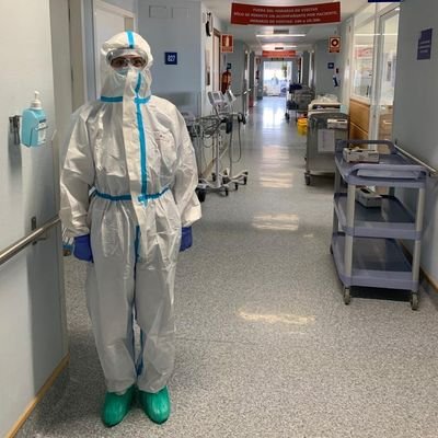 AnaCrisA_R's profile picture. Médico internista / infecciosas. Criminóloga aficionada