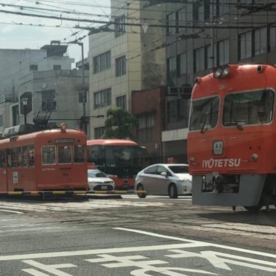 人生ポジティブに！ 愛媛県出身、写真は松山市大手町のダイヤモンドクロス、郊外電車が行くのを市内電車が待ってる。全国で3カ所くらいしかないそうです。