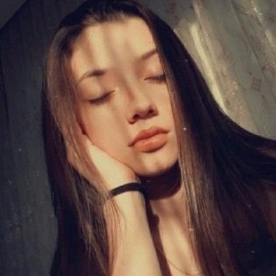 bisuszeyno's profile picture. herkes güneşli günler görürken, ben hep ıslandım 🙄