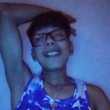 solo soy Wilver y en mi cabeza hay un gran mundo lleno de mucha muchosidad :)😇😈