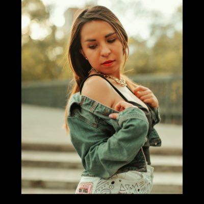 licenciada en comunicación y r.p. divertida,alegre,soñadora,fiel,sensible amo cantar tomar fotografías cursi sencilla