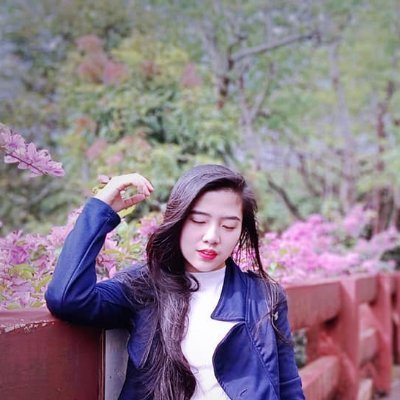 ElleQuianchon's profile picture. mysteriously weird. loves to paint. Proud MCGI