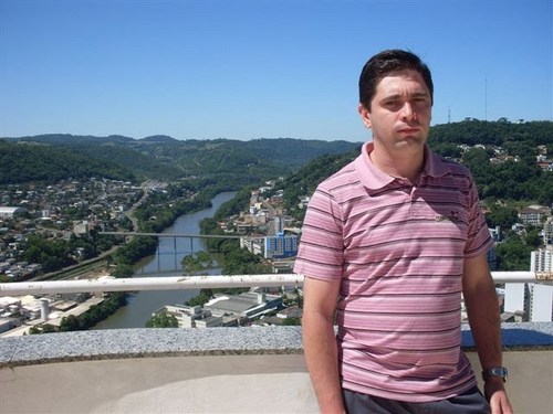 Sou professor de Física, leciono na EEB Fernando Ferreira de Mello em Rio do Campo / SC.