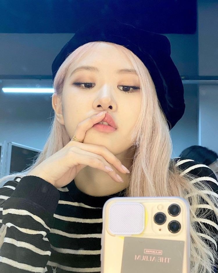 𝑹𝒓𝒊𝒏𝒈𝒈 ! 𝑹𝒓𝒊𝒏𝒈𝒈 ! Aquarius girl from 𝐁𝐋ΛƆ𝐊𝐏𝐈И𝐊 coming through࿐*:・゚ She has tremendous talent and also very interesting vocals. I present to you — ໑ 𝒓𝒐𝒔𝒊𝒆.