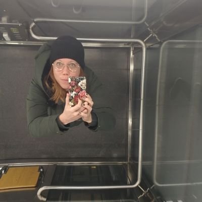 thelabello's profile picture. Ord, musik och obetydliga försök att ge ett seriöst intryck.