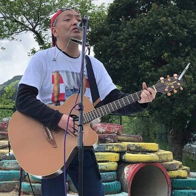 いよいよ50代、花も実もあるおっさんシンガーソングライター・物書きを目指してマイペースながら精進&ライブ活動中。それ以外の主な趣味はウォーキングと阪神タイガースの応援。