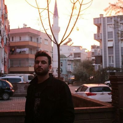 Soluk bir ay dolanıyor kentin üstünde her gece,
her gece bilge bir gezgin tavrıyla adımlıyor yolunu