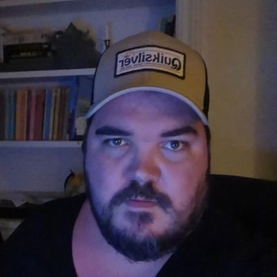 tvåbarnsfar. Less på debattklimatet. Tycker mest vänster. Gillar fotboll och musik. Malmö FF och Leeds Utd.