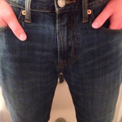 Just a 30 year old guy who loves holding it and pissing his pants! Would love to talk to other guys who are into it too! Always down to piss my pants!!! 😁💦👖