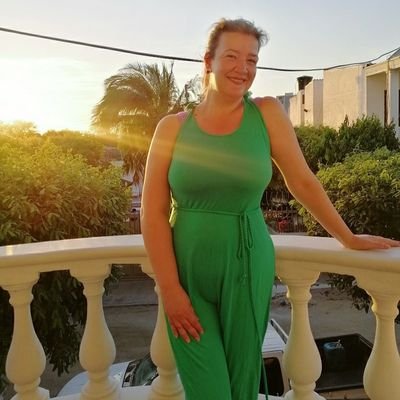 Mujer, hija de la mejor madre, madre de un principe y una princesa, amada por el mejor hombre del mundo. Trabajadora Social y especialista en Responsabilidad So