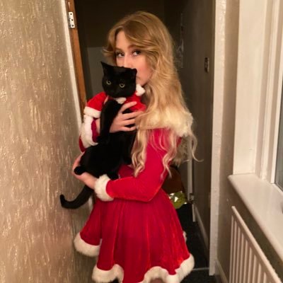 ellelews's profile picture. insta : ellelewing