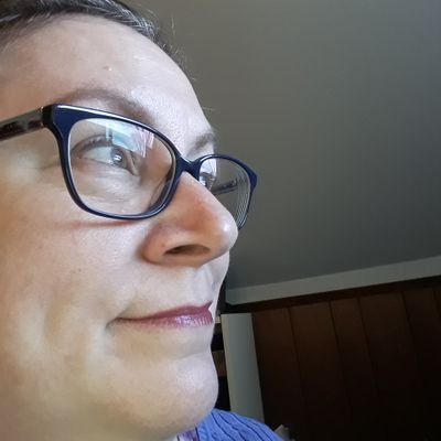 Photography fan, vegetarian-wannabee, wife and mom. Lover of memoirs and thrillers.