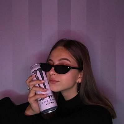 Docteure en memes. Tweets violents d’une femme douce. Étudier, jouer, troller.