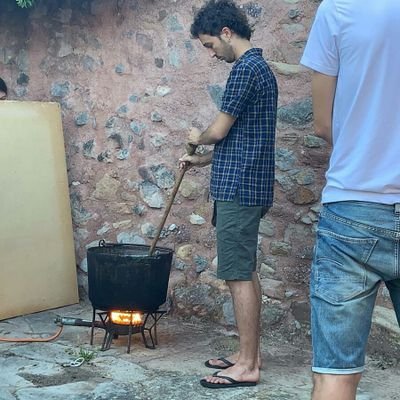 De formació, politòleg i jurista.
Arrels als països catalans.
Entre oli, pa i vi