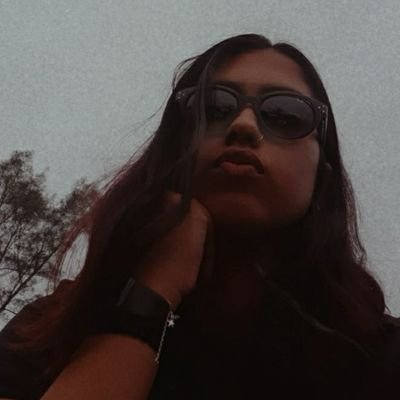 𝕹𝖊𝖘𝖘𝖊 𝖕𝖊𝖗𝖋𝖎𝖑 𝖙𝖊𝖒𝖔𝖘 𝖗𝖊𝖋𝖑𝖊𝖝𝖔̃𝖊𝖘 𝖊 𝖉𝖊𝖘𝖆𝖇𝖆𝖋𝖔𝖘 𝖉𝖊 𝖚𝖒𝖆 𝖌𝖗𝖆𝖓𝖉𝖊 𝖌𝖔𝖘𝖙𝖔𝖘𝖆
𝟙𝟡𝟡𝟟 - 𝖊𝖑𝖆/𝖉𝖊𝖑𝖆 - 𝖘𝖎𝖓𝖌𝖊𝖗