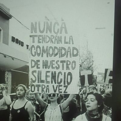 Mujer con tremenda necesidad de reversionarme. Amante de las plantas y el arte.