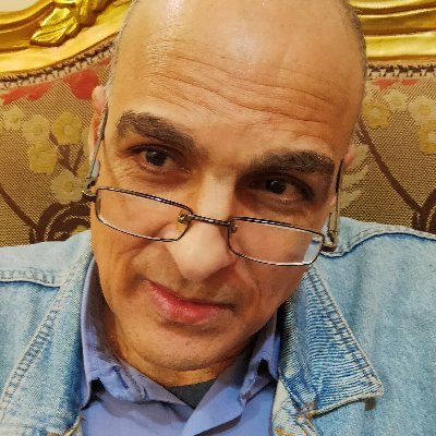 كاتب صحفي ومحلل سياسي_عمل بصحف مصرية وعربية إلى أن منعه نظام مبارك من النشر
عاد بالنشر الالكتروني خارج مصر فأعتقله نظام السيسي مرتين في قضايا نشر
وانا لمستمرون