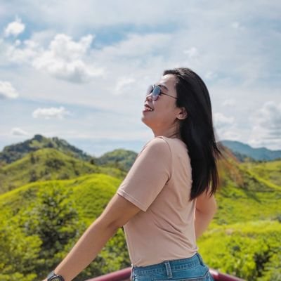 rioxous's profile picture. She's the type of girl that can be so hurt but can still look at you and smile.