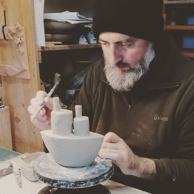 Nascono in Sardegna dalle mie mani creazioni in ceramica dai colori vivi, che vogliono essere portatrici di gioia.