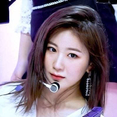 my display name is “ papa”- (chaeyeon is the father figure of iz*one) but im a she~