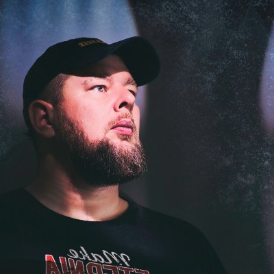 Er hat ne Kamera, also filmt er. Und weil er jetzt Videos hat, lädt er sie auch hoch. So - und jetzt seid Ihr dran :)