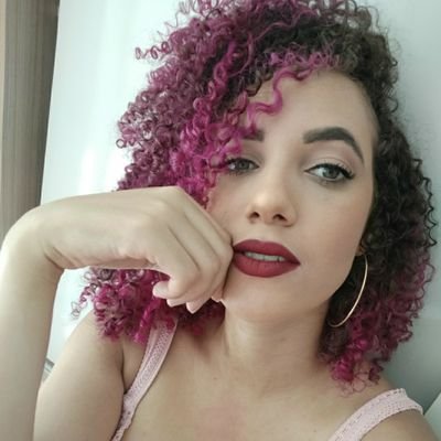 Jornalista, cristã, observadora, dorameira, leitora em tempo integral e cantora quando quero. Não sei quantos anos tenho e tô aqui pra reclamar. 🌸