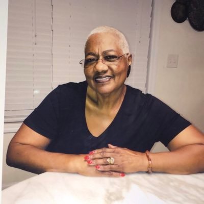 dsmjelliott's profile picture. Smile