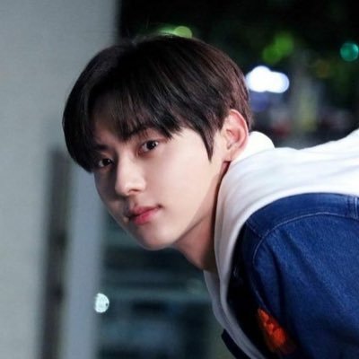 ( Roleplayer ) ㅡ 안녕하세요, 뉴이스트와 워너원의 181cm 황제 민현이라고요. 공식트위터는 @NUESTNEWS . ㄴㅇㅅㅌ Full-time lover.