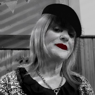 Soy como soy... Orgullosa de ser Mujer,  Madre y Abuela...Amar la vida y la música.