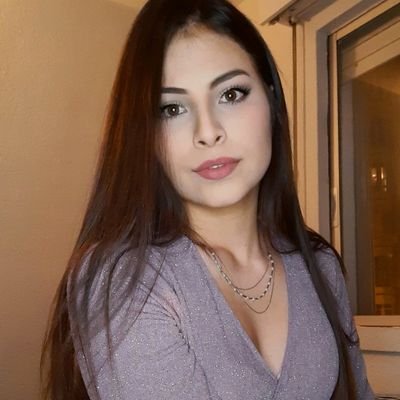 Complejamente sencilla y amante de la buena comida.
Venezolana.