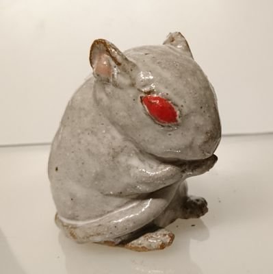 陶芸で生き物、人体をモチーフの置物を作るぞ。絵も描くぞ。石粉粘土もいじる。今年の目標は球体関節人形を完成させる。動物は特にスナネズミを愛する。minneで出品始めました。a lover of gerbils 大人の漫研カンヅメサロン主宰 馬骨