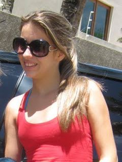 єu αρrєndi quє sonhαr não é fαntαsiαr, Quє bєlєzα não єstá no quє vєmos, mαs sim no quє sєntimos ! є quє o sєgrєdo dα vidα é vivєr є Sєr fєliz!