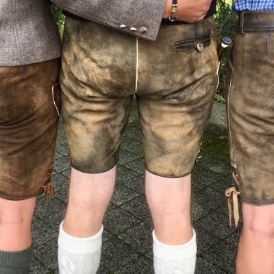 Heidjer. Brennt fürs Reisen, Bier und seinen Pudel. Liebt den Harz. Mag seine Trachtenlederhose und das Wandern.