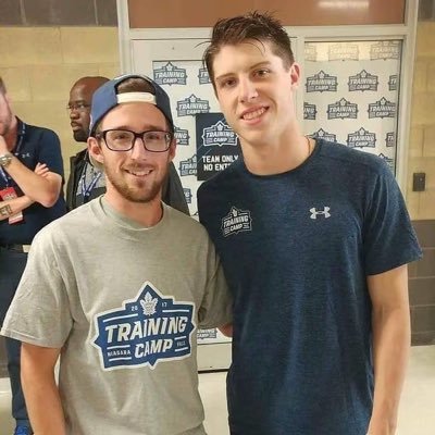 29 🇨🇦 hockey and country music! Biggest Marner fan! #leafsforever , Jays, Raptors, Ballhockey #16 🏒👻c.robinson95 Follow me on Twitch: marner16snipes